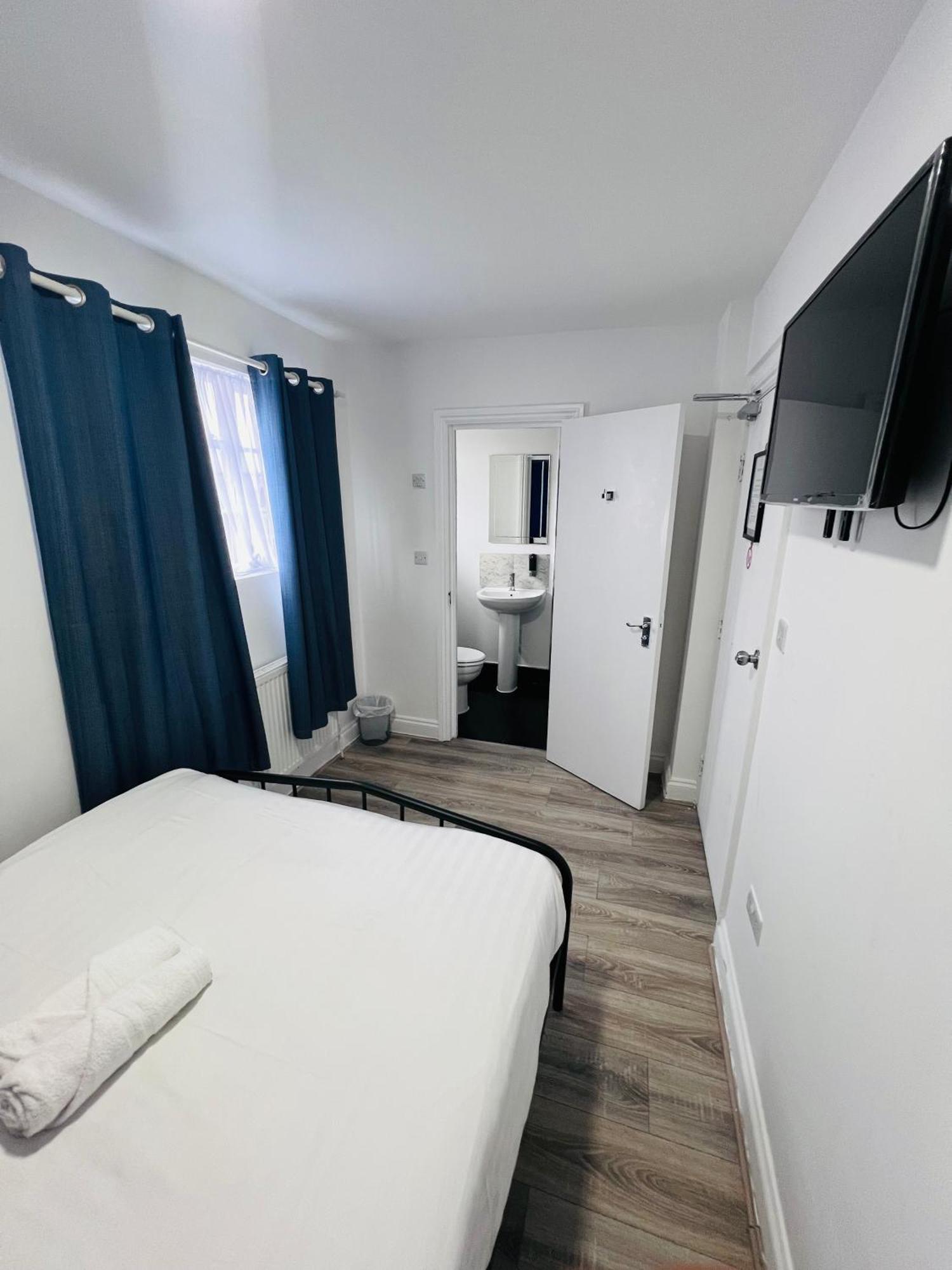 The Bank Hotel Barking  Bagian luar foto